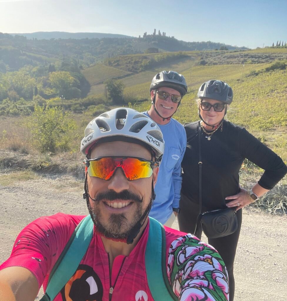 Guida privata con clienti sorridenti bike tour privati a San Gimignano